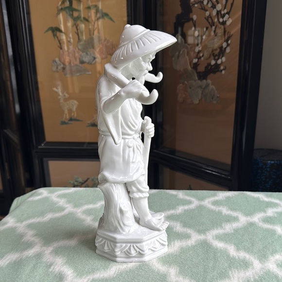 Vintage White Porcelain Asian man i. Traditional attire Figurine - Picture 4 of 8